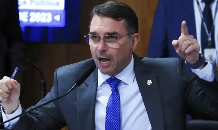 Missão pede investigação sobre filiação falsa de Flávio Bolsonaro