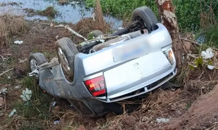 Motorista capota carro na BR-364 e foge a pé após acidente em RO
