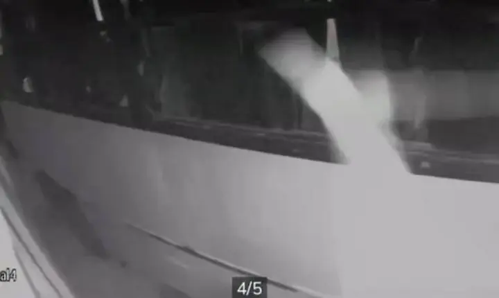 Ônibus bate contra muro de residência e atinge carro na região central de Porto Velho