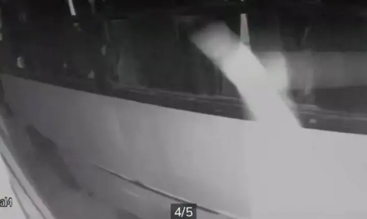 Ônibus bate contra muro de residência e atinge carro na região central de Porto Velho