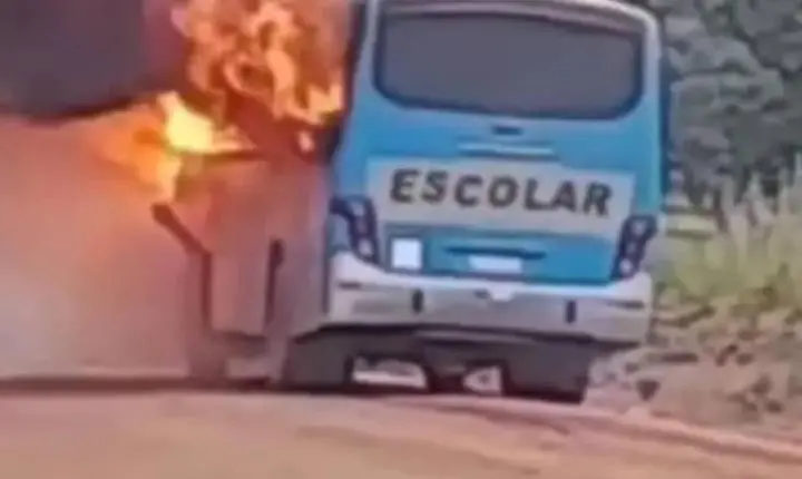 Ônibus de transporte escolar pega fogo com crianças a bordo em Candeias do Jamari