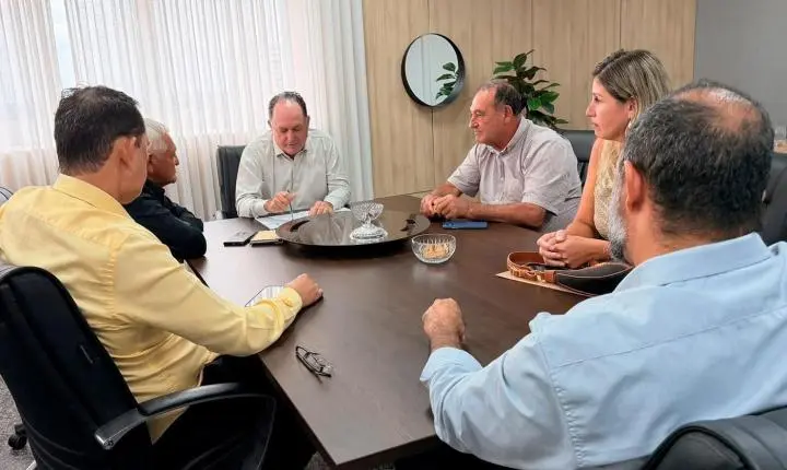 Pedro Fernandes recebe comitiva de Cacaulândia em seu gabinete na Assembleia Legislativa