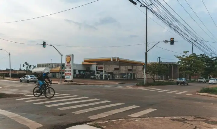 Prefeitura instala semáforo para reduzir acidentes na avenida Mamoré com a rua Capão da Canoa