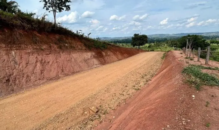 Rebaixamento de morros facilita o tráfego nas rodovias de Corumbiara com articulação do deputado Ezequiel Neiva