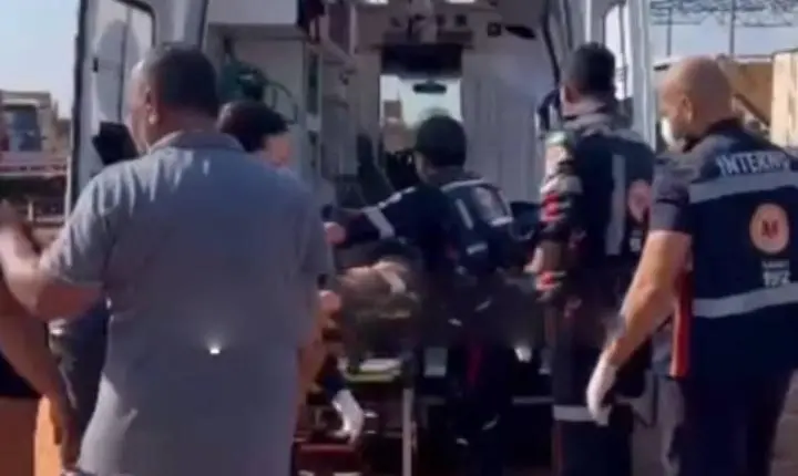 Trabalhador fica gravemente ferido após ser prensado por carreta em empresa na zona leste