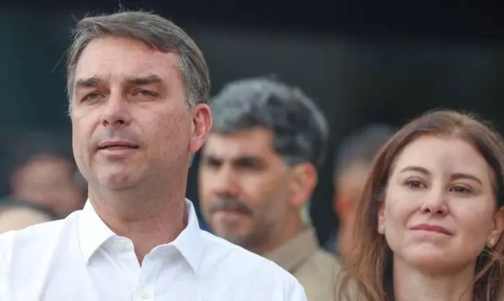 Voo com Flávio Bolsonaro e família segue rumo a Miami após escala no Equador, aponta rastreamento